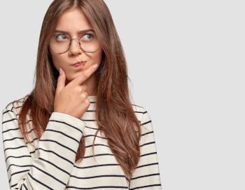 Femme qui réfléchit à l'utilité du calorifugeage